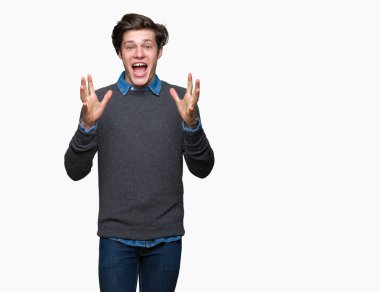 Genç yakışıklı zarif adam deli kutluyor ve silah ile başarı için heyecanlı çığlık kaldırdı ve açık gözleri hayret izole arka plan üzerinde. Kazanan kavramı