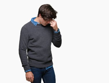 Genç yakışıklı zarif adam izole arka burun ve göz yorgunluğu ve baş ağrısı duygu sürtünme yorgun. Stres ve hayal kırıklığı kavramı.