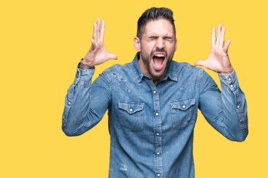 Genç yakışıklı adam kızgın ve silah ile başarı için deli kutluyor izole arka plan üzerinde kaldırdı ve heyecanlı çığlık gözler kapalı. Kazanan kavramı