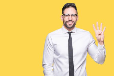 Gösterilen arka plan üzerinde gözlük takan genç yakışıklı iş adamı izole ve parmakları ile işaret kendinden emin ve mutlu gülümseyerek süre dört numara.