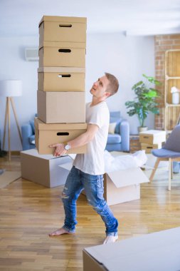 Kutuları olan genç bir adam.