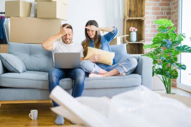 Yeni evin kanepesinde oturan genç ve güzel bir çift bilgisayar dizüstü bilgisayarla kafa üstü vurularak, utanç ve şaşkınlık dolu, sinirli ve hayal kırıklığına uğramış bir şekilde şok geçiriyorlar. Hata için korku ve üzüntü.