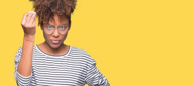 Güzel genç Afro-Amerikan kadın gözlük izole arka yapıyor İtalyan üzerinde el ve parmak emin ifadeyle jest