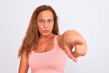 Orta yaşlı olgun bir kadın beyaz arka planda dikiliyor. Parmağını kameraya doğrultuyor ve sana işaret ediyor. Ön taraftan olumlu ve kendinden emin bir hareket.