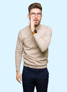 Genç yakışıklı iş adam gözlük gizli söylenti, kötü niyetli konuşma konuşma fısıldayarak söylemek dudaklarından el