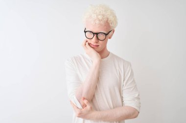 Tişört giyen ve gözlüklü genç albino adam izole edilmiş beyaz arka planda duruyor. Depresyondan sıkılmış ve yorgun görünüyor..