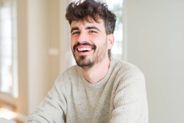 Yakışıklı genç adam büyük bir SMI ile kamera neşeli gülümseyen