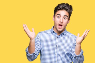 Genç yakışıklı iş adam deli kutluyor arka plan izole ve başarı için kaldırdı kollarını açarak hayrete ve heyecanlı çığlık gözleri açık. Kazanan kavramı