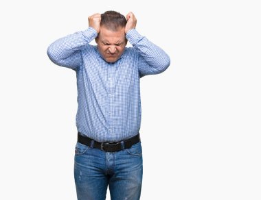 Orta yaş Arap iş adamı çünkü umutsuz ve stresli baş ağrısı acı izole arka plan üzerinde ağrı ve migren. Ellerini kafasına.