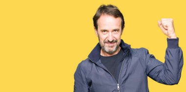 Güçlü kişi kol kas, kendinden emin ve güç gurur gösterilen bir ceket giyen orta yaş yakışıklı adam