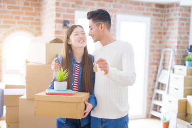 Genç Asya çift tutan Keys bu yeni ev, gülümseyen mutlu ve heyecanlı Moving için bir yeni daire