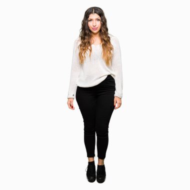 Yüzünde beyaz kazak gevşek ciddi ifade ile giyen genç güzel kadın. Basit ve doğal kameraya bakıyor.