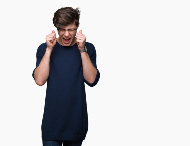 Yakışıklı delikanlı izole arka kolları olan başarı için heyecan üzerinde gözlük takan zafer kutluyor gülümseyen kaldırdı. Kazanan kavramı.