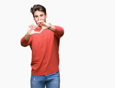 Yakışıklı delikanlı aşık kalp simgesi ve elleriyle şekil gösteren gülümseyen izole arka plan üzerinde. Romantik kavramı.