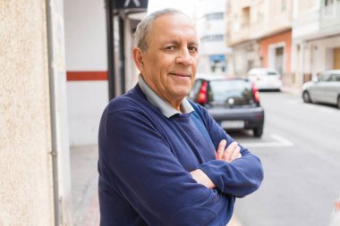 Yakışıklı orta yaş kıdemli neşeli, mutlu gülümseyen adam ve yerine koymak