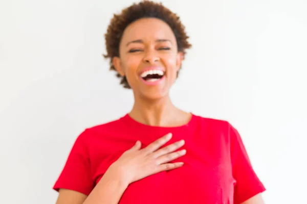 Bela jovem afro-americana sorrindo confiante para o — Fotografia de Stock