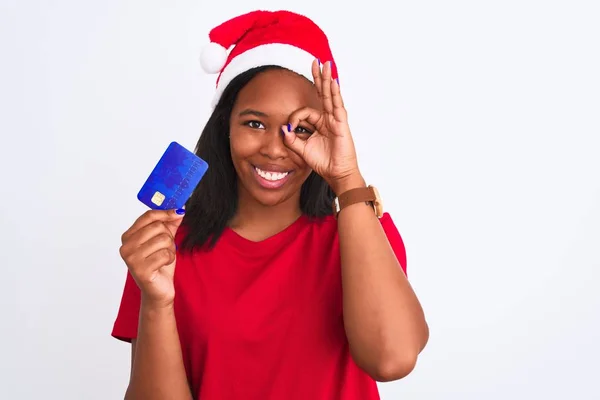 Jeune Femme Afro Américaine Portant Chapeau Noël Tenant Une Carte — Photo