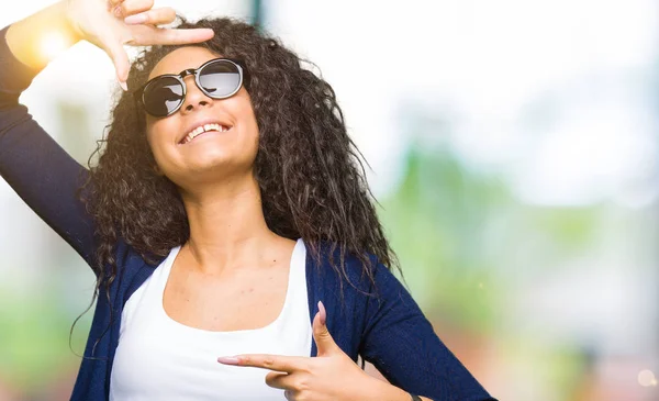 Menina Bonita Nova Com Cabelo Encaracolado Vestindo Óculos Sol Moda — Fotografia de Stock