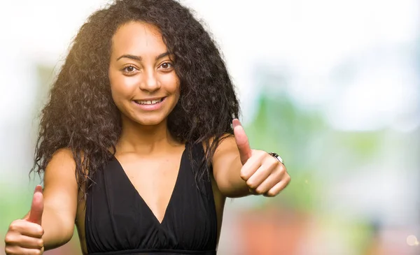 Jeune Belle Fille Aux Cheveux Bouclés Portant Une Jupe Mode — Photo