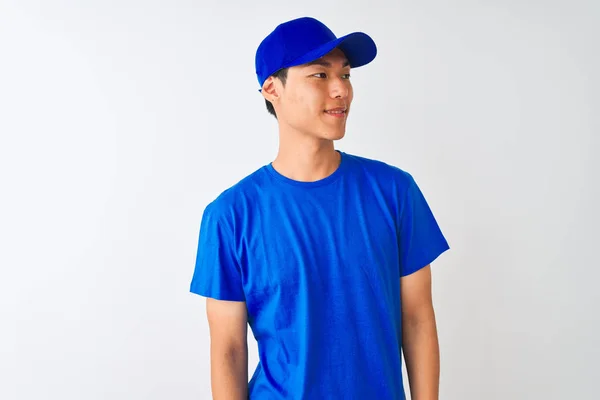 Čínský Doručovatel Modrém Tričku Čepici Stojící Nad Osamělým Bílým Pozadím — Stock fotografie