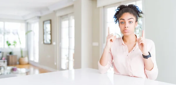 Weitwinkel Der Schönen Afrikanisch Amerikanischen Frau Mit Afro Haaren Die — Stockfoto