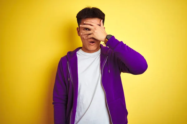 Jonge Aziatische Chinese Man Draagt Paarse Sweatshirt Staan Geïsoleerde Gele — Stockfoto