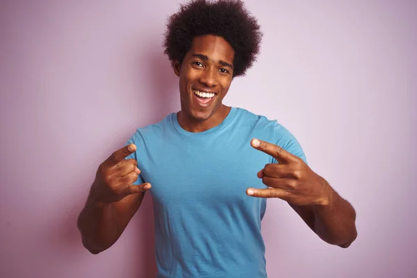 Uomo Afro Americano Con Capelli Afro Indossa Shirt Blu Piedi — Foto Stock