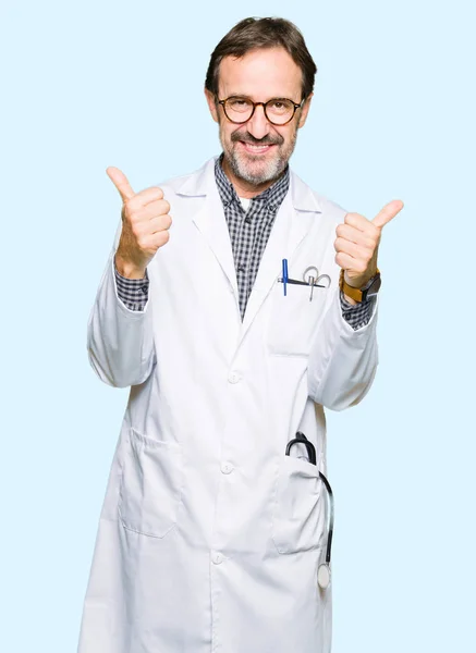 Medelåldern Läkare Män Bär Medical Coat Framgång Underteckna Gör Positiv — Stockfoto