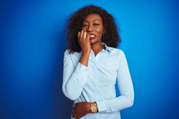 Mulher Negócios Afro Americana Vestindo Camisa Sobre Fundo Azul Isolado — Fotografia de Stock