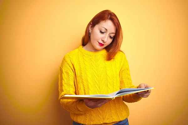 Mladý Ryšavý Student Žena Čtení Knihy Stojící Nad Žluté Izolované — Stock fotografie
