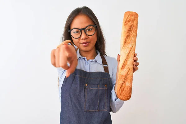 Ung Kinesisk Bagare Kvinna Bär Glasögon Håller Bröd Över Isolerad — Stockfoto