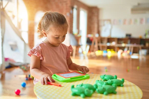 Schöne Blonde Kleinkind Mädchen Zeichnen Mit Digitaler Tafel Kindergarten — Stockfoto