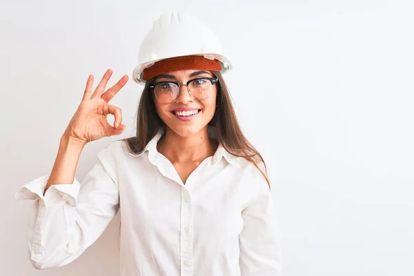 Jovem Bela Arquiteta Mulher Vestindo Capacete Óculos Sobre Fundo Branco — Fotografia de Stock