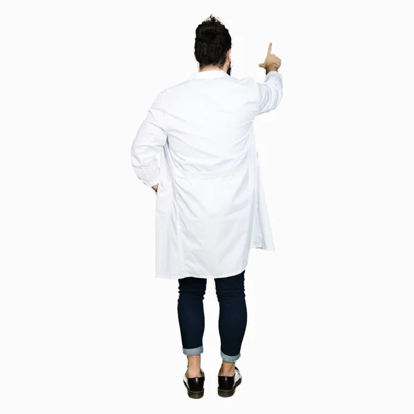 Γιατρός Μακριά Μαλλιά Φορώντας Ιατρική Παλτό Και Στηθοσκόπιο Θέτοντας Δείχνοντας — Φωτογραφία Αρχείου
