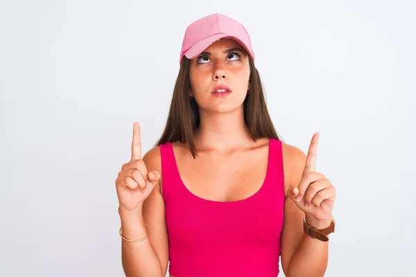 Joven Hermosa Chica Usando Rosa Casual Camiseta Gorra Sobre Fondo — Foto de Stock