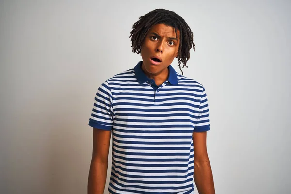 Afro Homem Com Dreadlocks Vestindo Listrado Azul Pólo Sobre Isolado — Fotografia de Stock