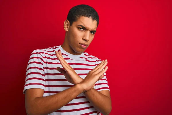 Jovem Bonito Árabe Homem Vestindo Listrado Shirt Sobre Isolado Vermelho — Fotografia de Stock