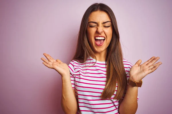 Joven Hermosa Mujer Con Camiseta Rayas Pie Sobre Fondo Rosa —  Fotos de Stock