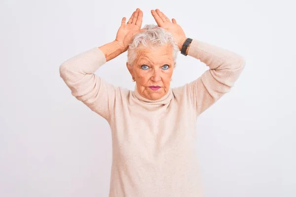 Eine Ältere Grauhaarige Frau Rollkragenpullover Steht Vor Isoliertem Weißen Hintergrund — Stockfoto