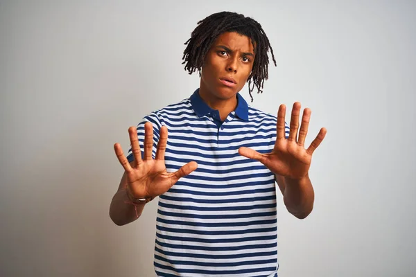 Homem Afro Com Dreadlocks Vestindo Pólo Azul Listrado Sobre Fundo — Fotografia de Stock