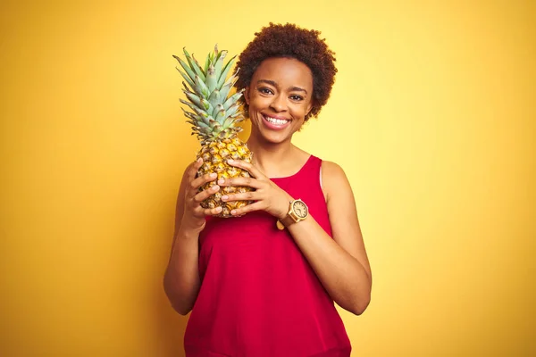 Femme Afro Américaine Tenant Ananas Tropical Sur Fond Jaune Isolé — Photo