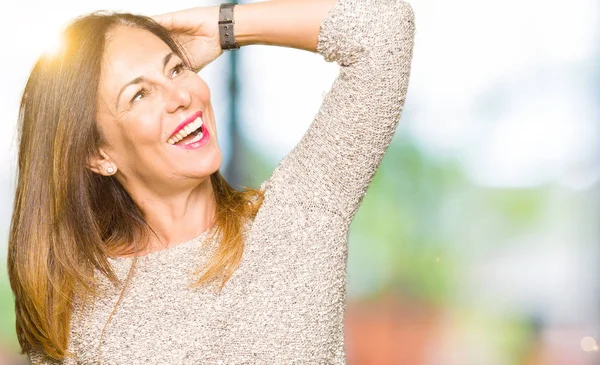 Hermosa Mujer Mediana Edad Que Usa Suéter Moda Sonriendo Con — Foto de Stock