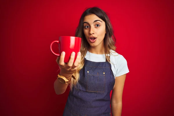 Joven Hermosa Barista Con Delantal Sobre Fondo Rojo Aislado Asustada — Foto de Stock