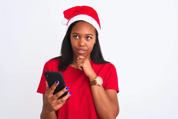 Jovem Afro Americana Vestindo Chapéu Natal Usando Smartphone Rosto Sério — Fotografia de Stock