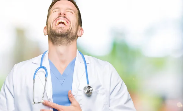 Mężczyzna Przystojny Doktor Noszenia Uniform Medyczny Białym Tle Tła Smiling — Zdjęcie stockowe