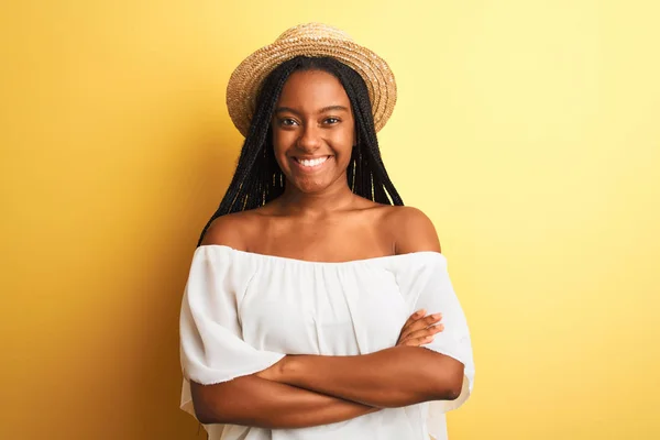 Ung Afrikansk Amerikansk Kvinna Bär Vit Shirt Och Hatt Över — Stockfoto