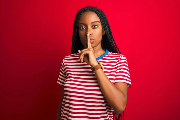 Mladá Afroameričanka Pruhovaném Tričku Stojí Nad Izolovaným Červeným Pozadím Žádá — Stock fotografie