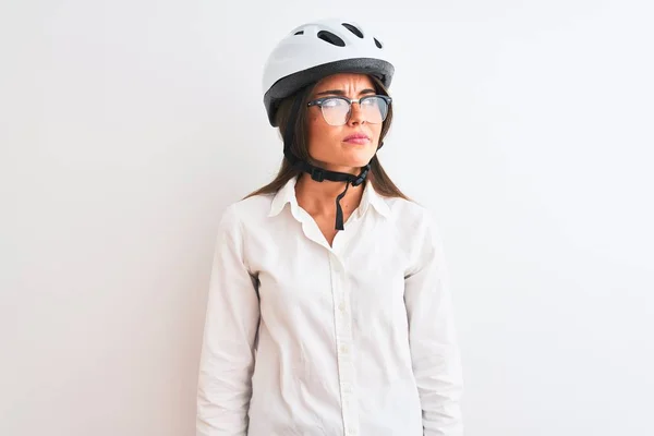 Krásná Podnikatelka Nosí Brýle Cyklistické Helmy Přes Izolované Bílé Pozadí — Stock fotografie