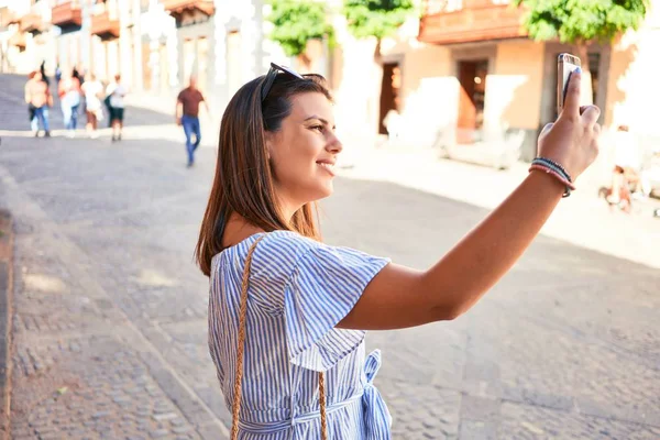 Jovem Mulher Bonita Aldeia Romática Andando Rua Cidade Tirando Selfie — Fotografia de Stock