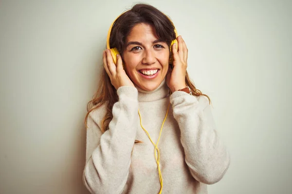 Mujer Hermosa Joven Escuchando Música Usando Auriculares Sobre Fondo Blanco —  Fotos de Stock